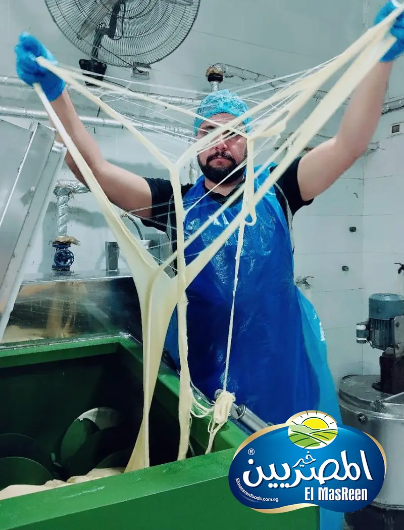 عامل يمدد الجبن